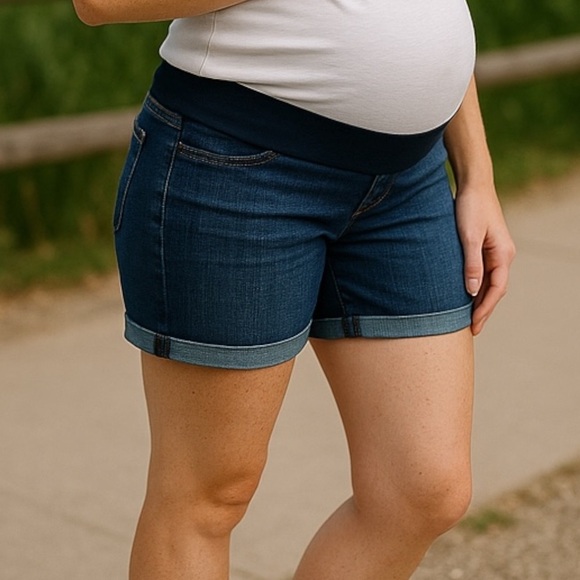 Liz Lange Women’s Maternity Jean Shorts jeans Size Medium Blue - Picture 1 of 8